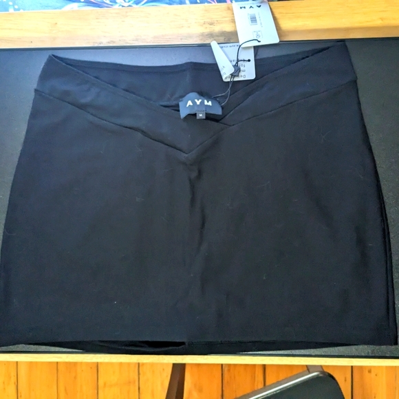 AYM Studio V-front mini skirt with built-in shorts, Black, Size Medium, NWT - Picture 2 of 4